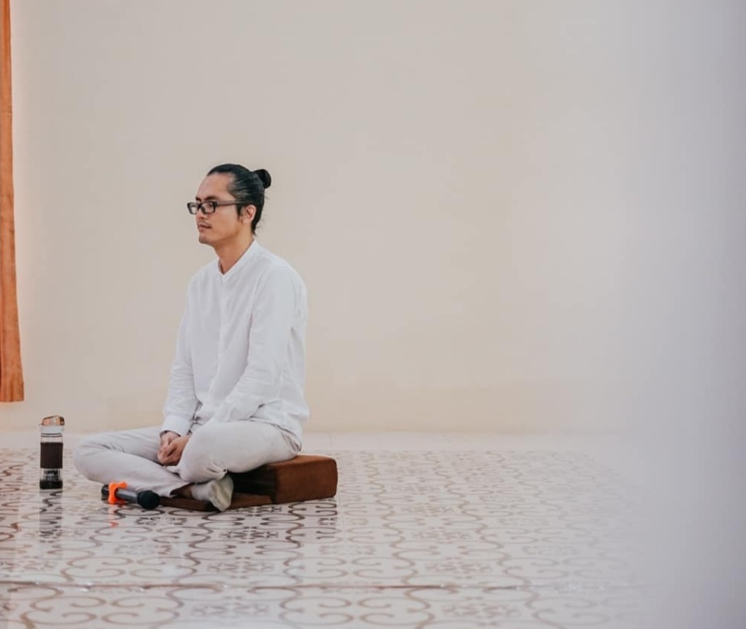 Hening Sejenak bersama Adjie Santosoputro